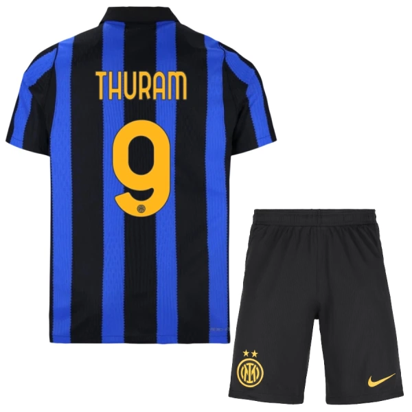 Inter Milan Thuram 9 Djeca Nogometni Dresovi 2026/27 Domaći (+ Kratke Hlače) Inter Milan Thuram 9 Djeca Nogometni Dresovi 2026/27 Domaći (+ Kratke Hlače)