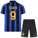 Inter Milan Thuram 9 Djeca Nogometni Dresovi 2026/27 Domaći (+ Kratke Hlače) Inter Milan Thuram 9 Djeca Nogometni Dresovi 2026/27 Domaći (+ Kratke Hlače)