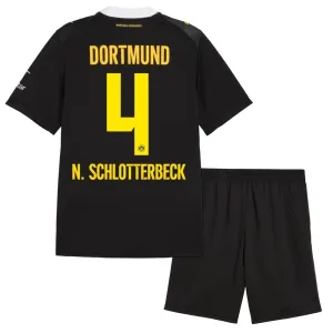 Borussia Dortmund Nico Schlotterbeck 4 Djeca Nogometni Dresovi 2026/27 Gostujući (+ Kratke Hlače) Borussia Dortmund Nico Schlotterbeck 4 Djeca Nogometni Dresovi 2026/27 Gostujući (+ Kratke Hlače)